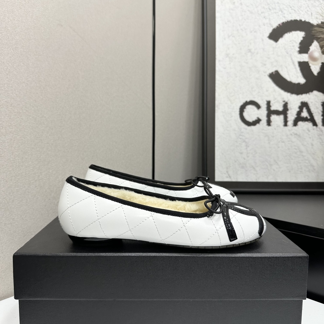 Chanel White Quilted Leather Ballet Flats with Warm Fur Lining