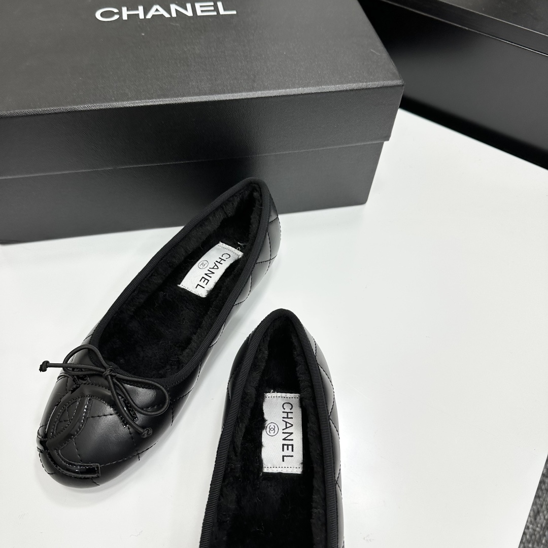Pair of Chanel black quilted leather ballet flats with bow detail and warm interior lining on a black designer box. - Hình 6