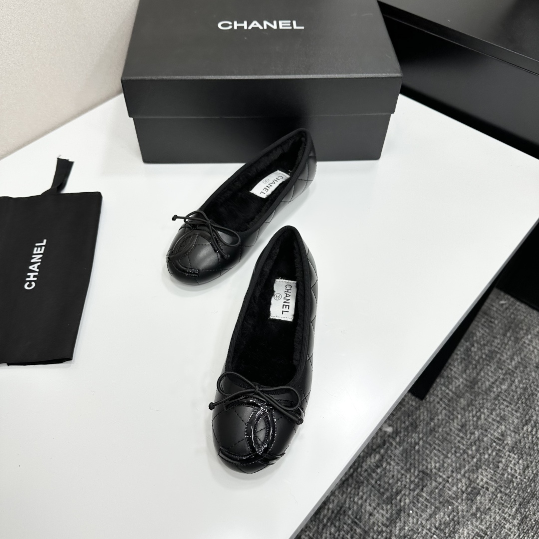 Pair of Chanel black quilted leather ballet flats with bow detail and warm interior lining on a black designer box. - Hình 5
