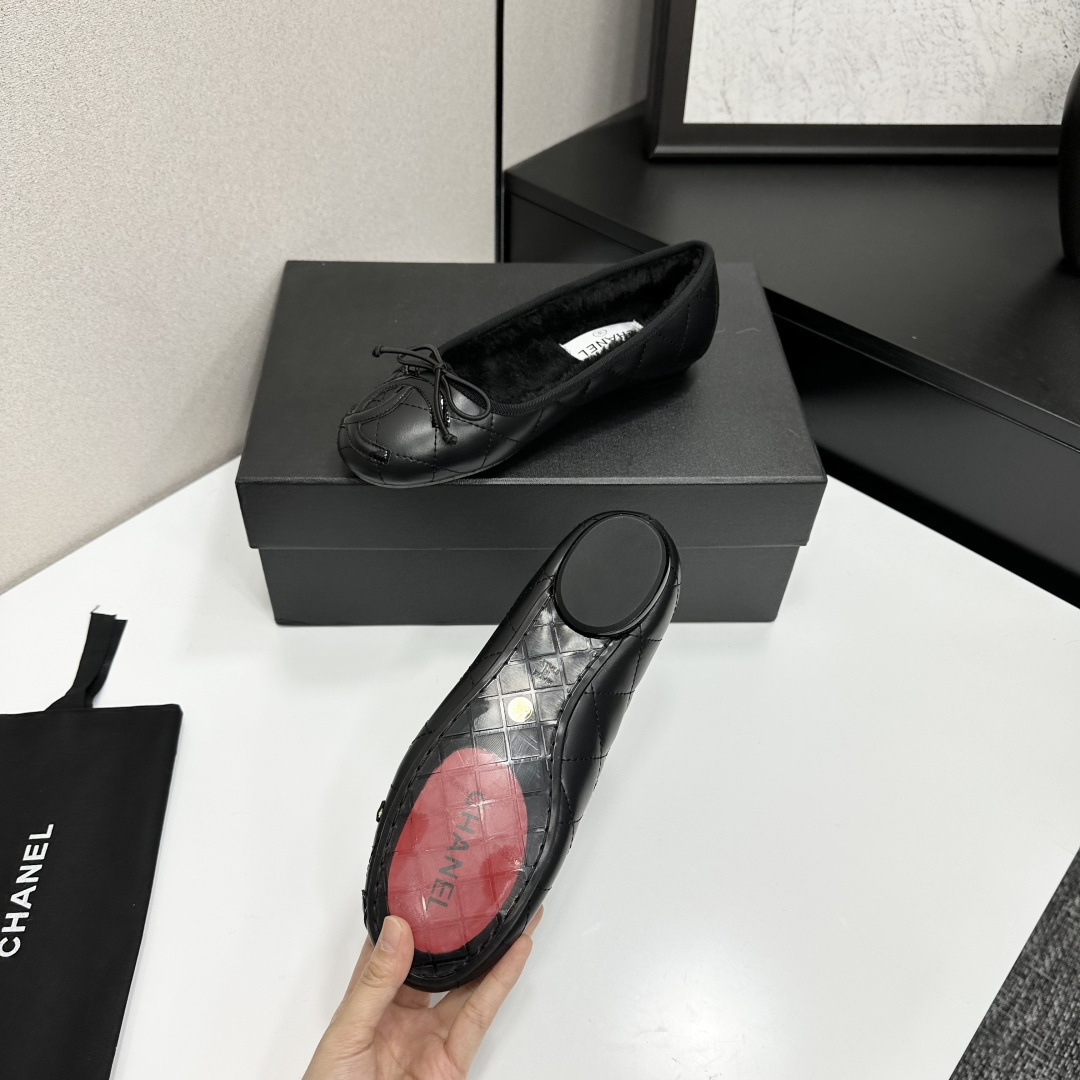 Pair of Chanel black quilted leather ballet flats with bow detail and warm interior lining on a black designer box. - Hình 4