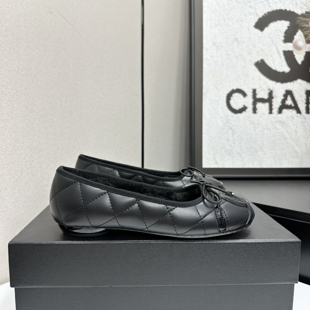 Chanel Quilted Leather Fur-Lined Ballet Flats – Elegant Black