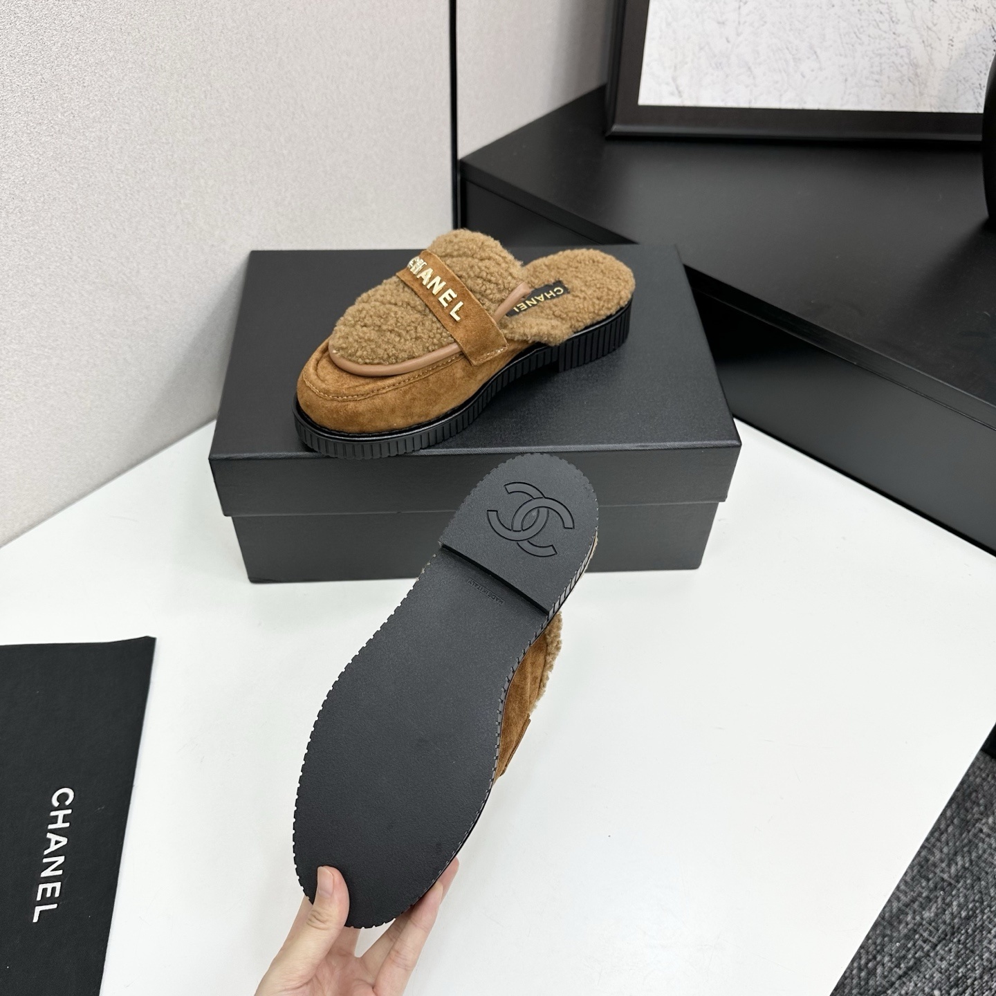 Luxury Chanel camel suede mules with shearling lining and gold-tone logo lettering on a black platform sole. - Hình 4