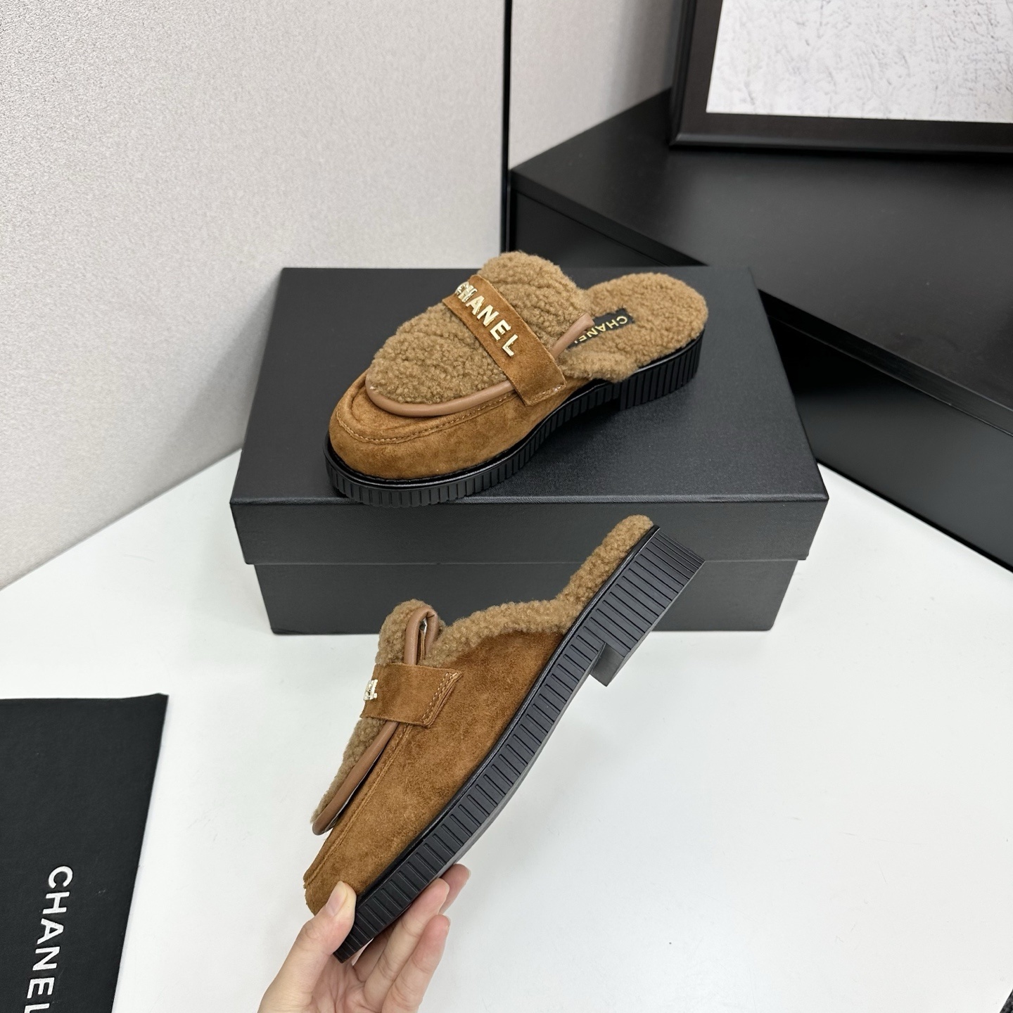 Luxury Chanel camel suede mules with shearling lining and gold-tone logo lettering on a black platform sole. - Hình 3