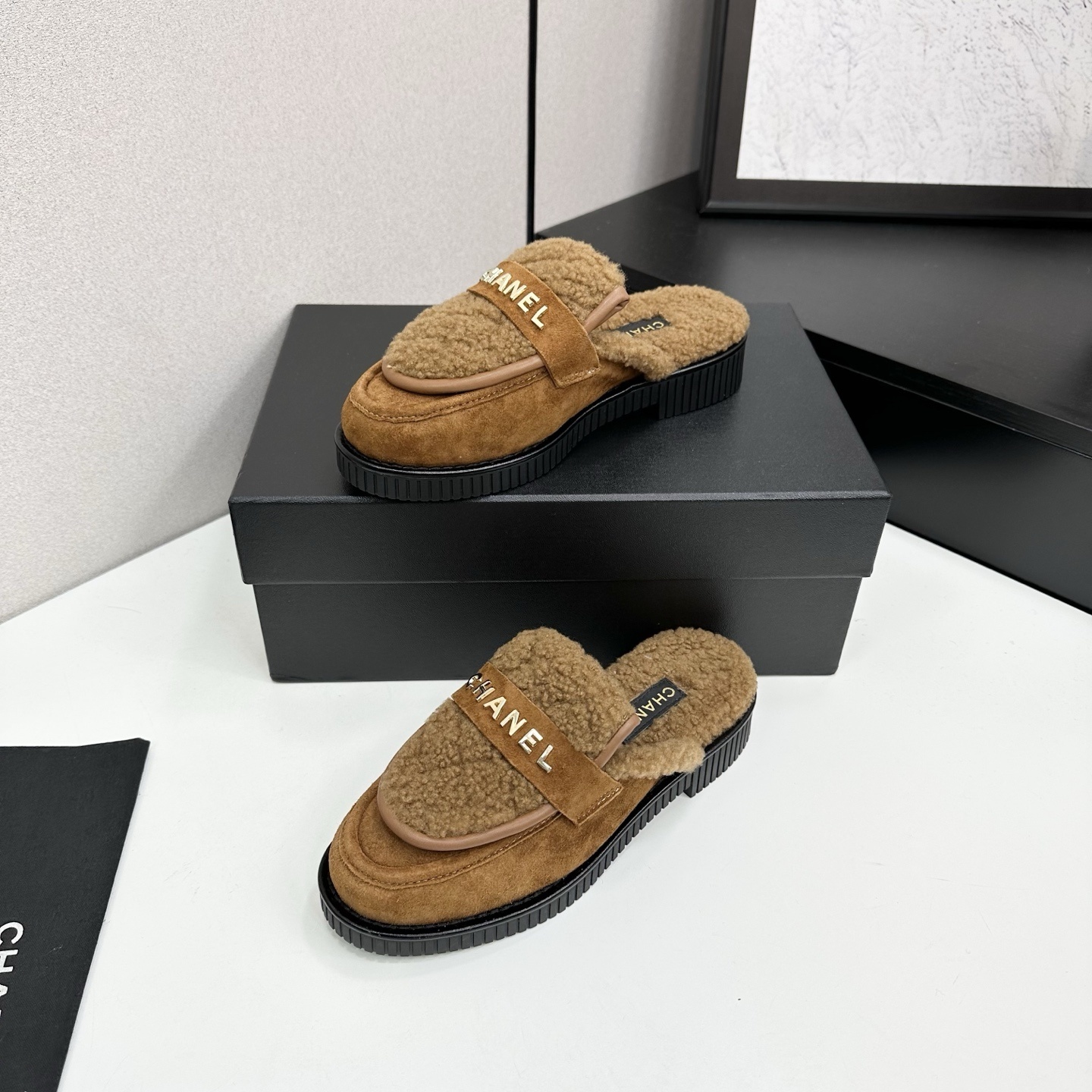 Luxury Chanel camel suede mules with shearling lining and gold-tone logo lettering on a black platform sole. - Hình 2