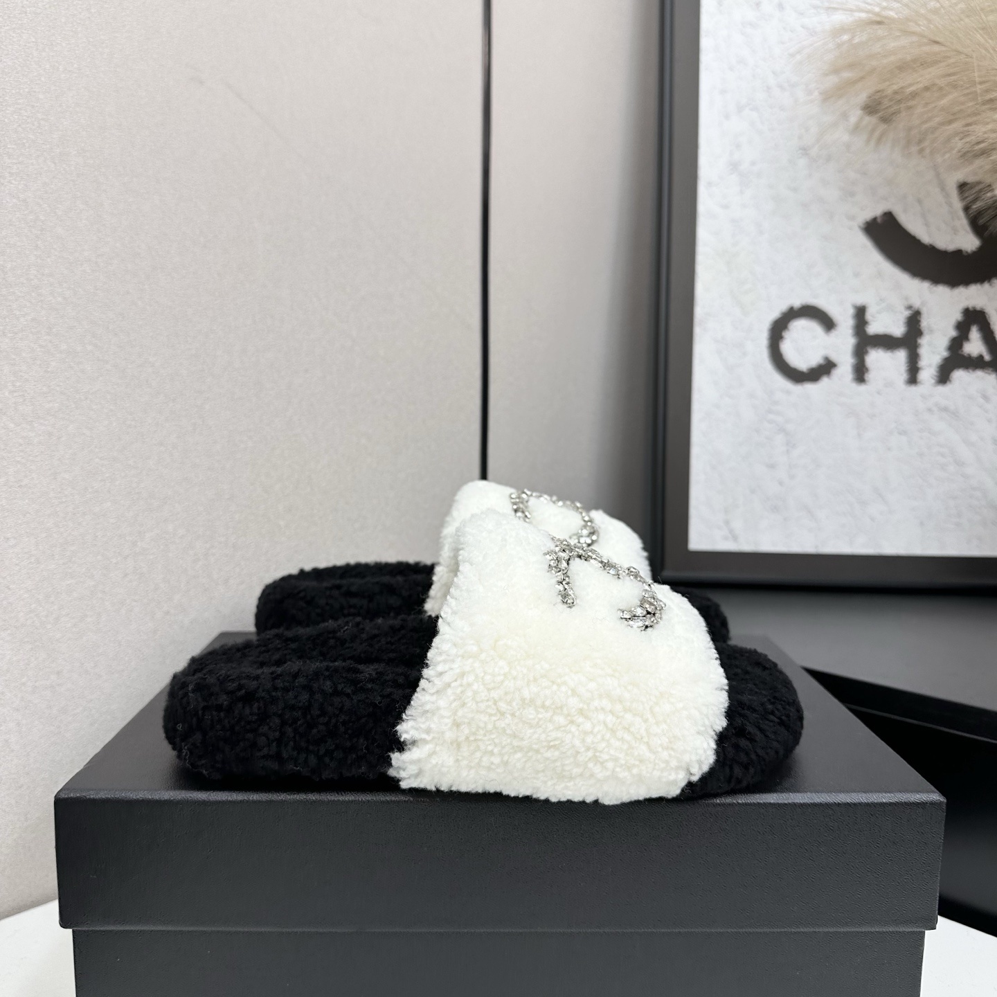 Luxury Crystal Logo Fuzzy Slippers – Designer Style Plush Slides