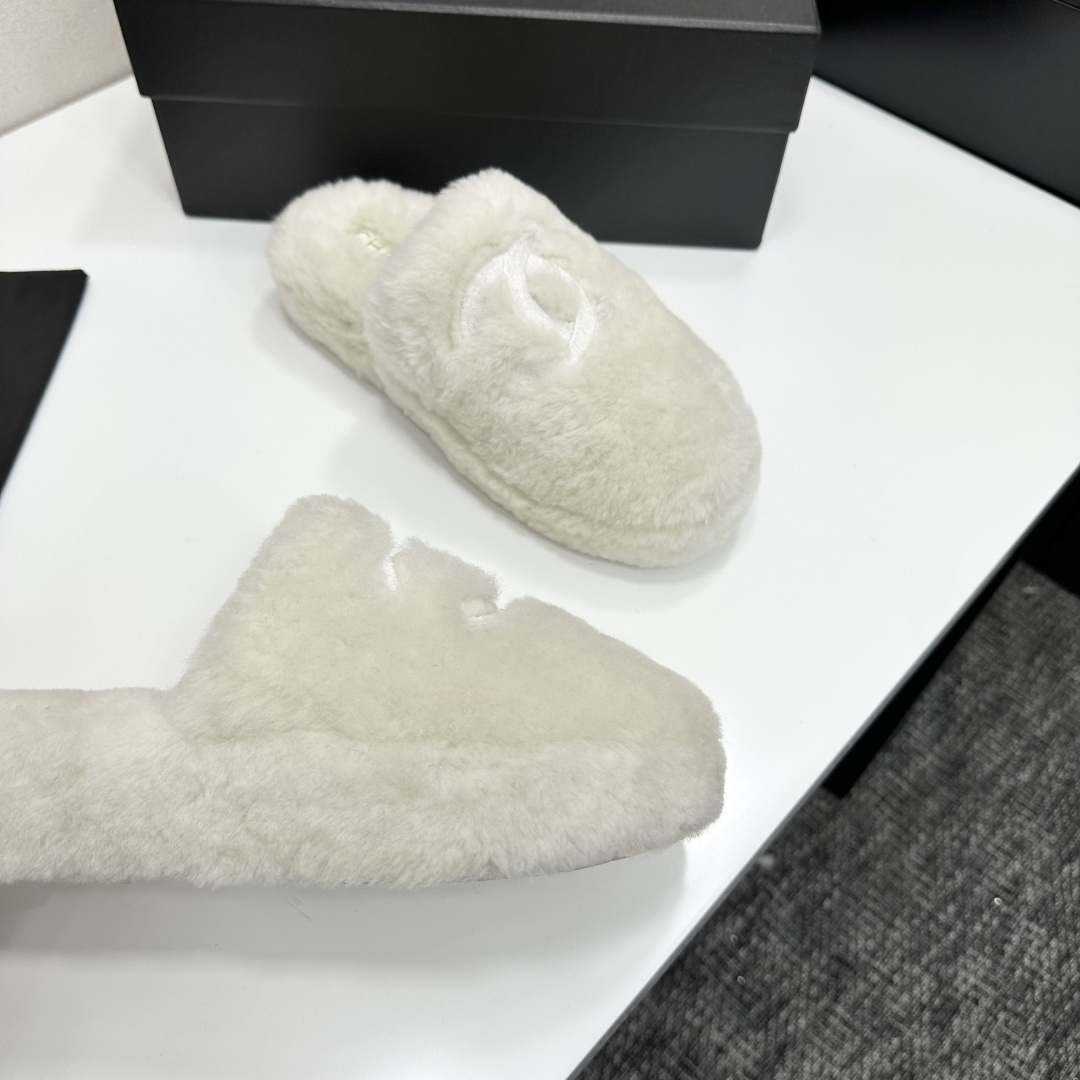 Pair of white fluffy faux fur slippers with designer logo embroidery on a black luxury display box - Hình 8