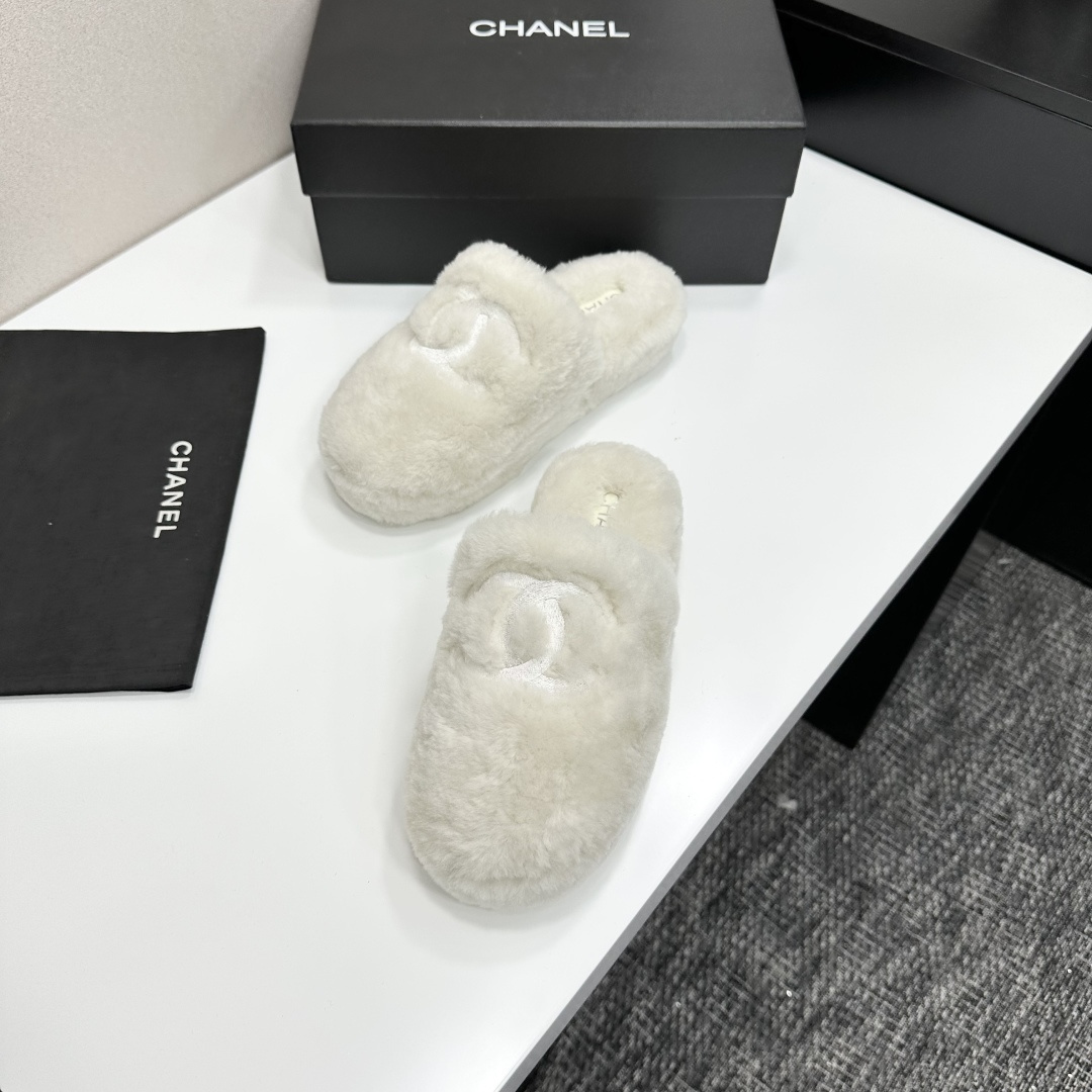 Pair of white fluffy faux fur slippers with designer logo embroidery on a black luxury display box - Hình 5