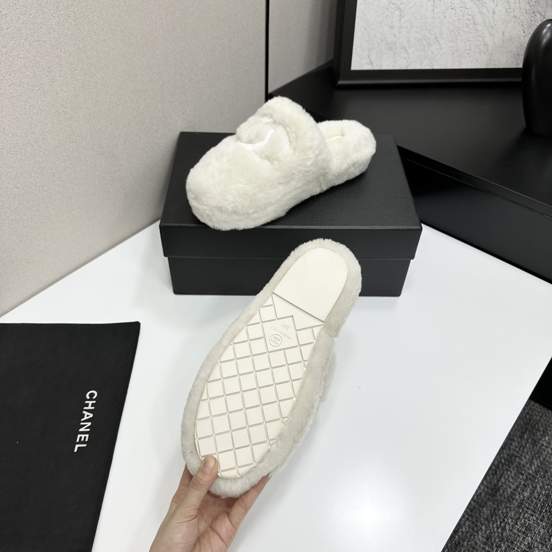Pair of white fluffy faux fur slippers with designer logo embroidery on a black luxury display box - Hình 4