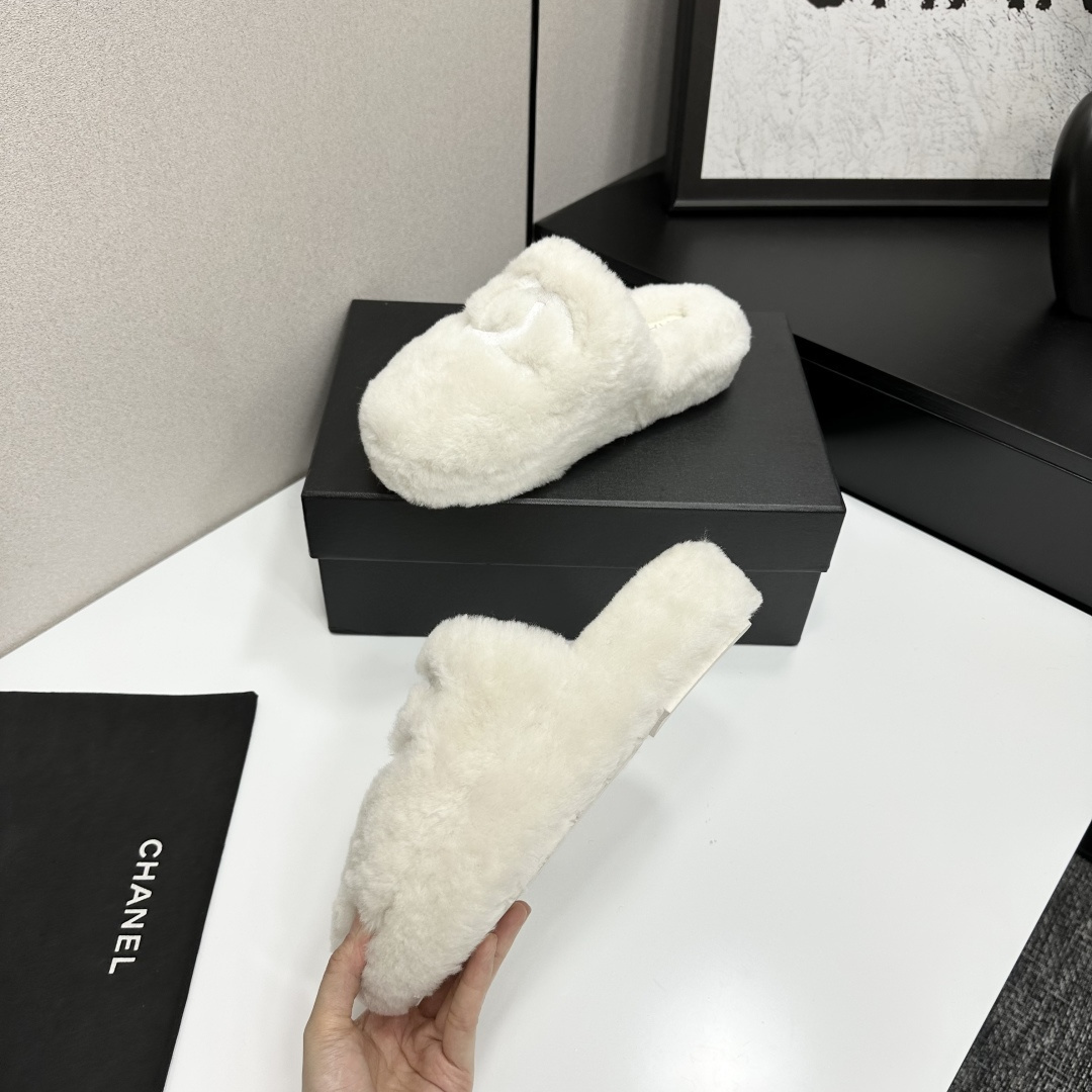 Pair of white fluffy faux fur slippers with designer logo embroidery on a black luxury display box - Hình 3