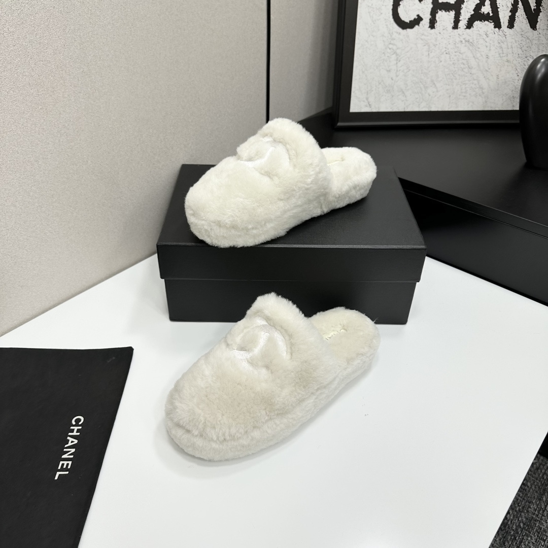 Pair of white fluffy faux fur slippers with designer logo embroidery on a black luxury display box - Hình 2