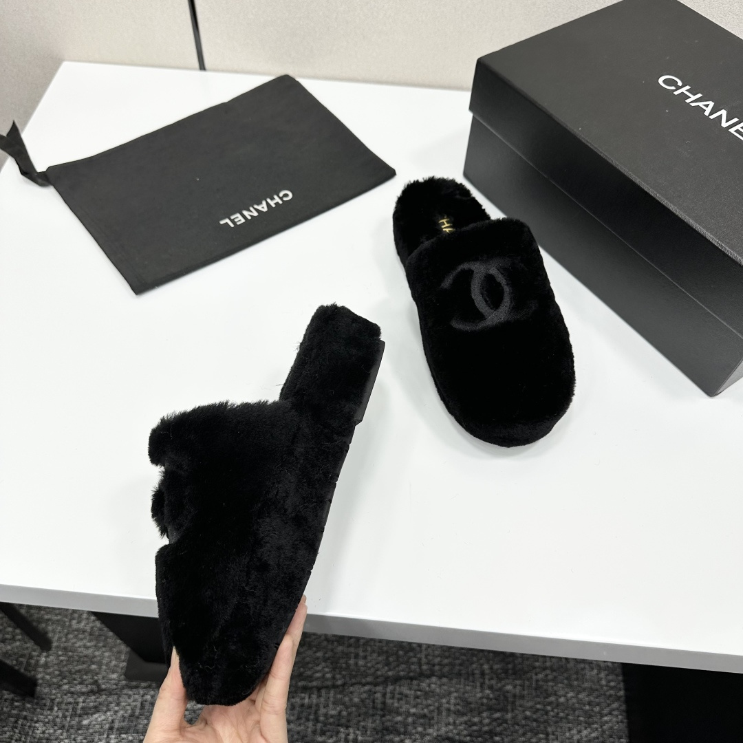 Luxury black Chanel faux fur slippers with interlocking CC logo displayed on a black product box - Hình 9