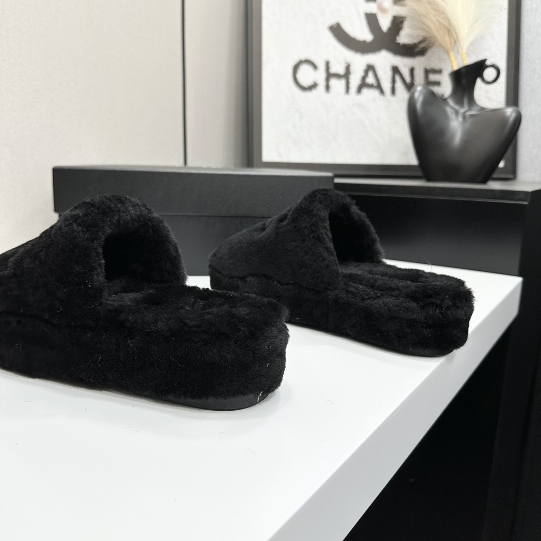 Luxury black Chanel faux fur slippers with interlocking CC logo displayed on a black product box - Hình 7