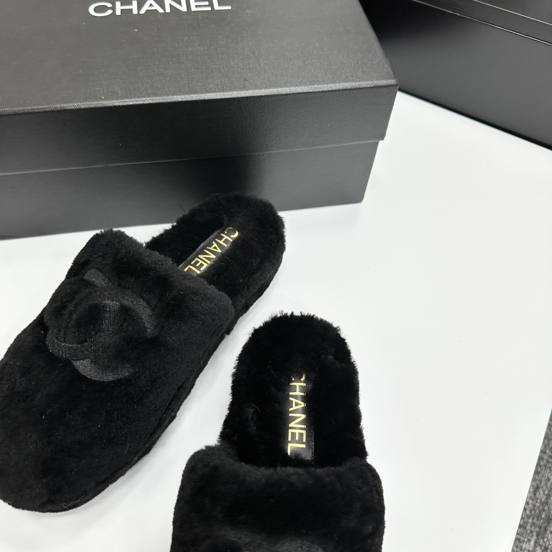 Luxury black Chanel faux fur slippers with interlocking CC logo displayed on a black product box - Hình 6