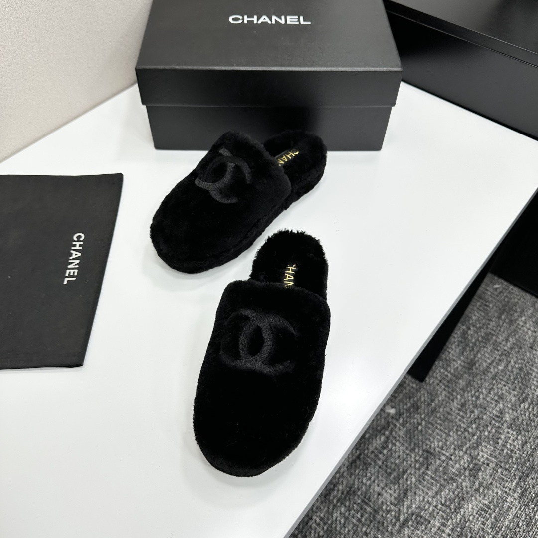 Luxury black Chanel faux fur slippers with interlocking CC logo displayed on a black product box - Hình 5
