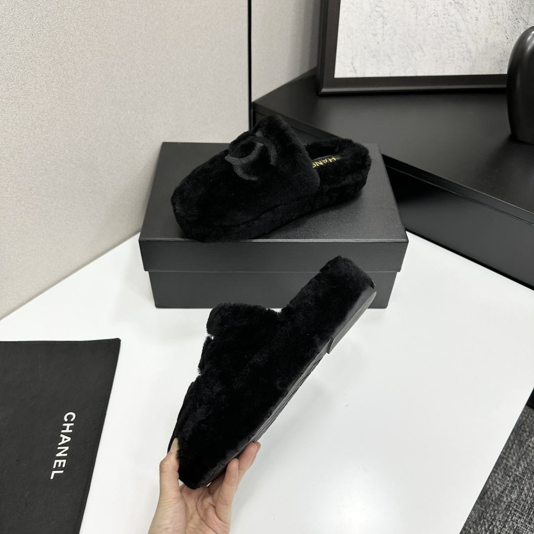 Luxury black Chanel faux fur slippers with interlocking CC logo displayed on a black product box - Hình 3