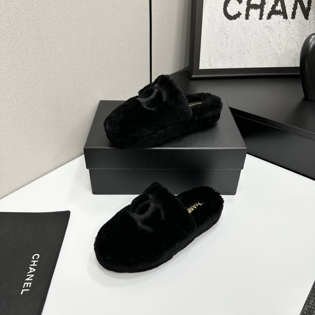 Luxury black Chanel faux fur slippers with interlocking CC logo displayed on a black product box - Hình 2