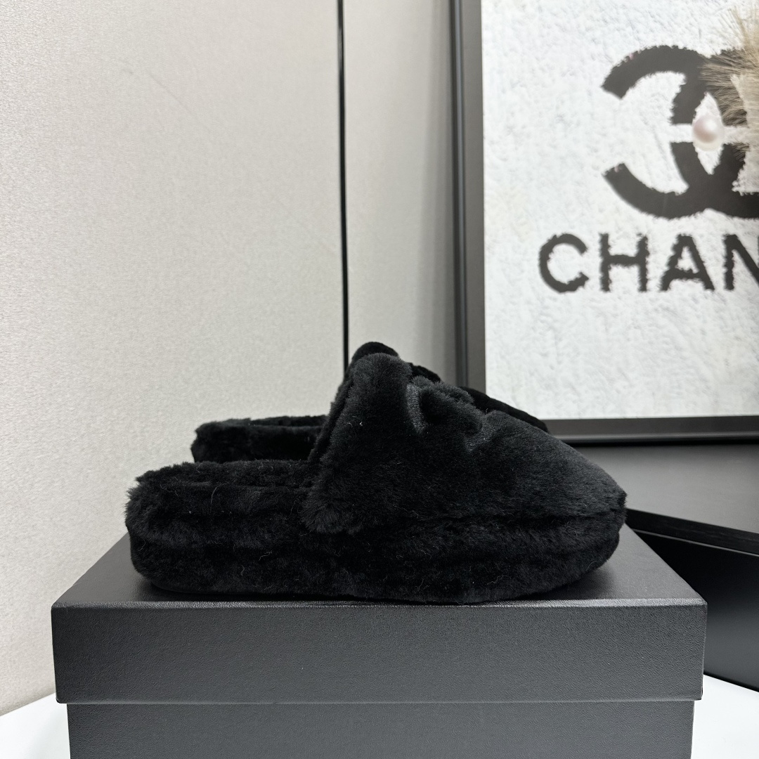 Luxury Black Shearling Fur Slippers – Cozy Designer House Mules