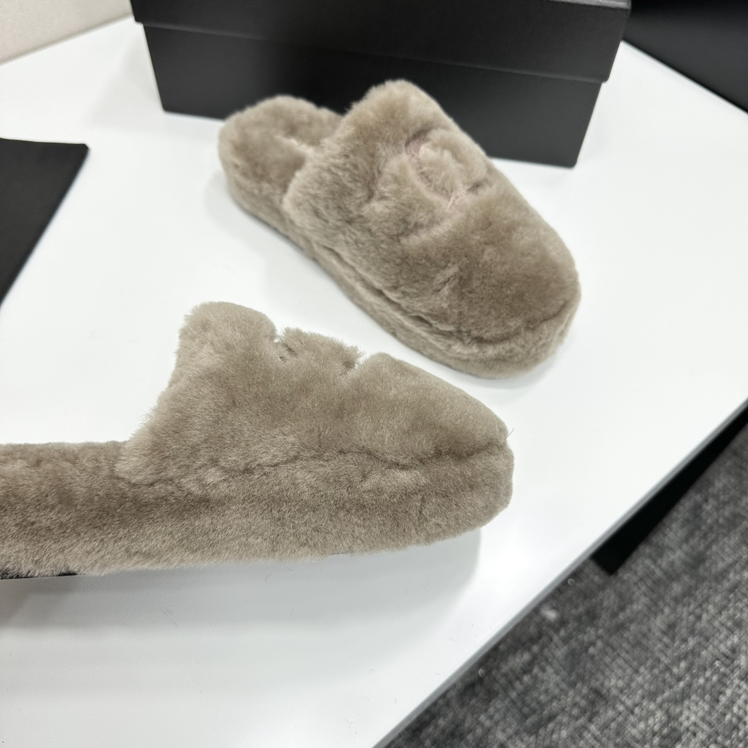 A pair of grey Chanel-inspired plush faux fur platform slippers displayed on a black designer box. - Hình 8
