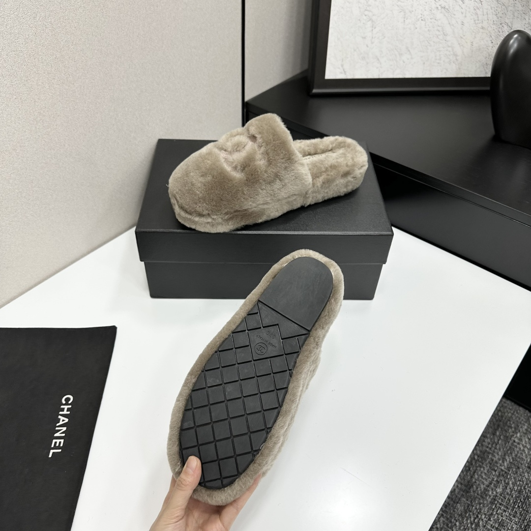 A pair of grey Chanel-inspired plush faux fur platform slippers displayed on a black designer box. - Hình 4