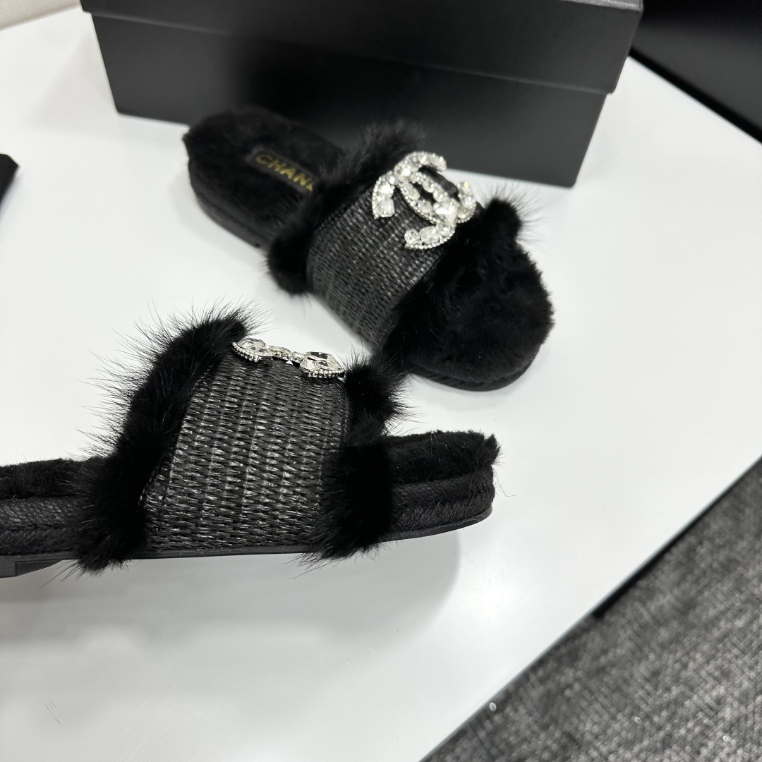 Luxury black fur slippers with a woven strap and a large crystal-encrusted interlocking logo displayed on a black box. - Hình 9