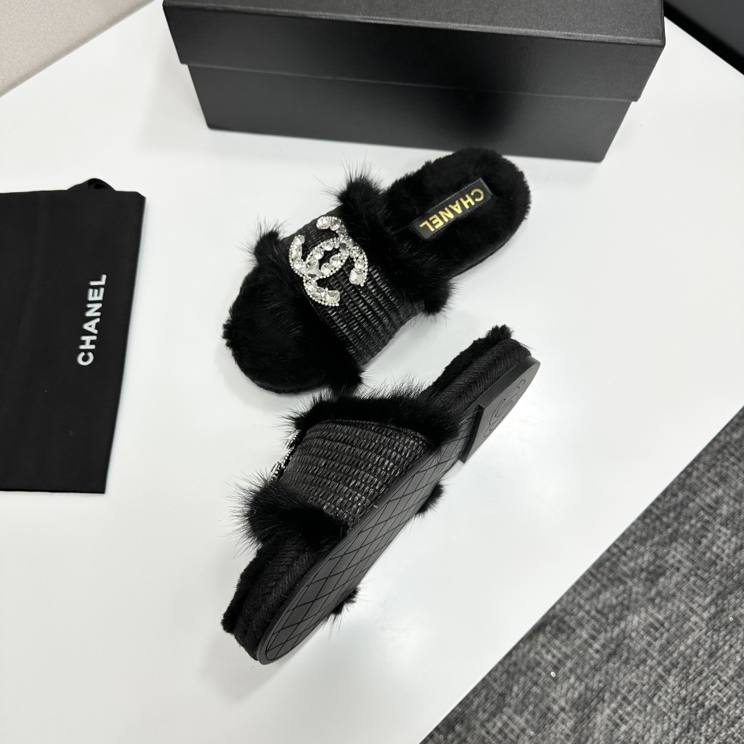 Luxury black fur slippers with a woven strap and a large crystal-encrusted interlocking logo displayed on a black box. - Hình 6