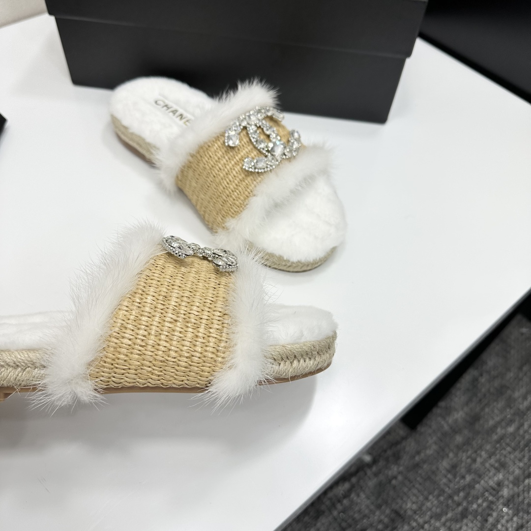 Luxury white faux fur and woven raffia slides with a crystal-embellished logo displayed on a black box. - Hình 9