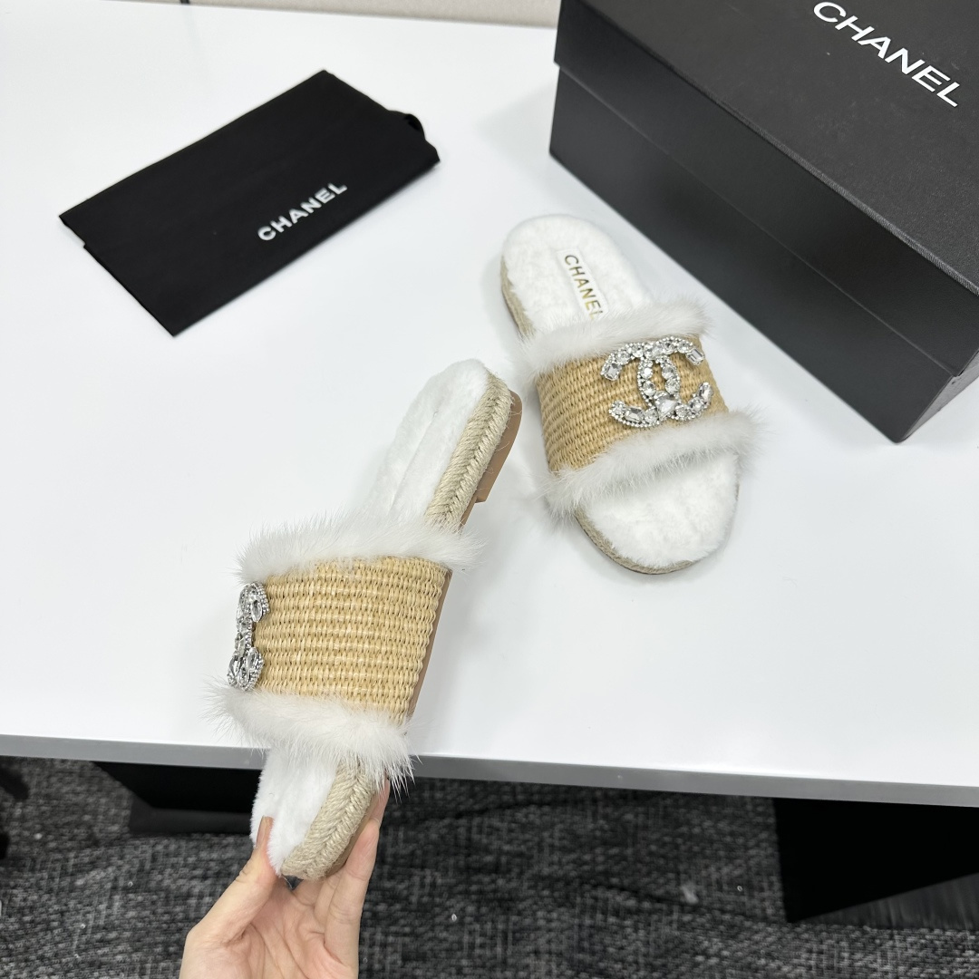 Luxury white faux fur and woven raffia slides with a crystal-embellished logo displayed on a black box. - Hình 8