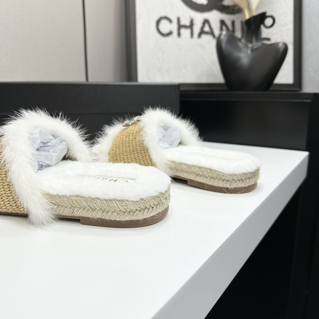 Luxury white faux fur and woven raffia slides with a crystal-embellished logo displayed on a black box. - Hình 7