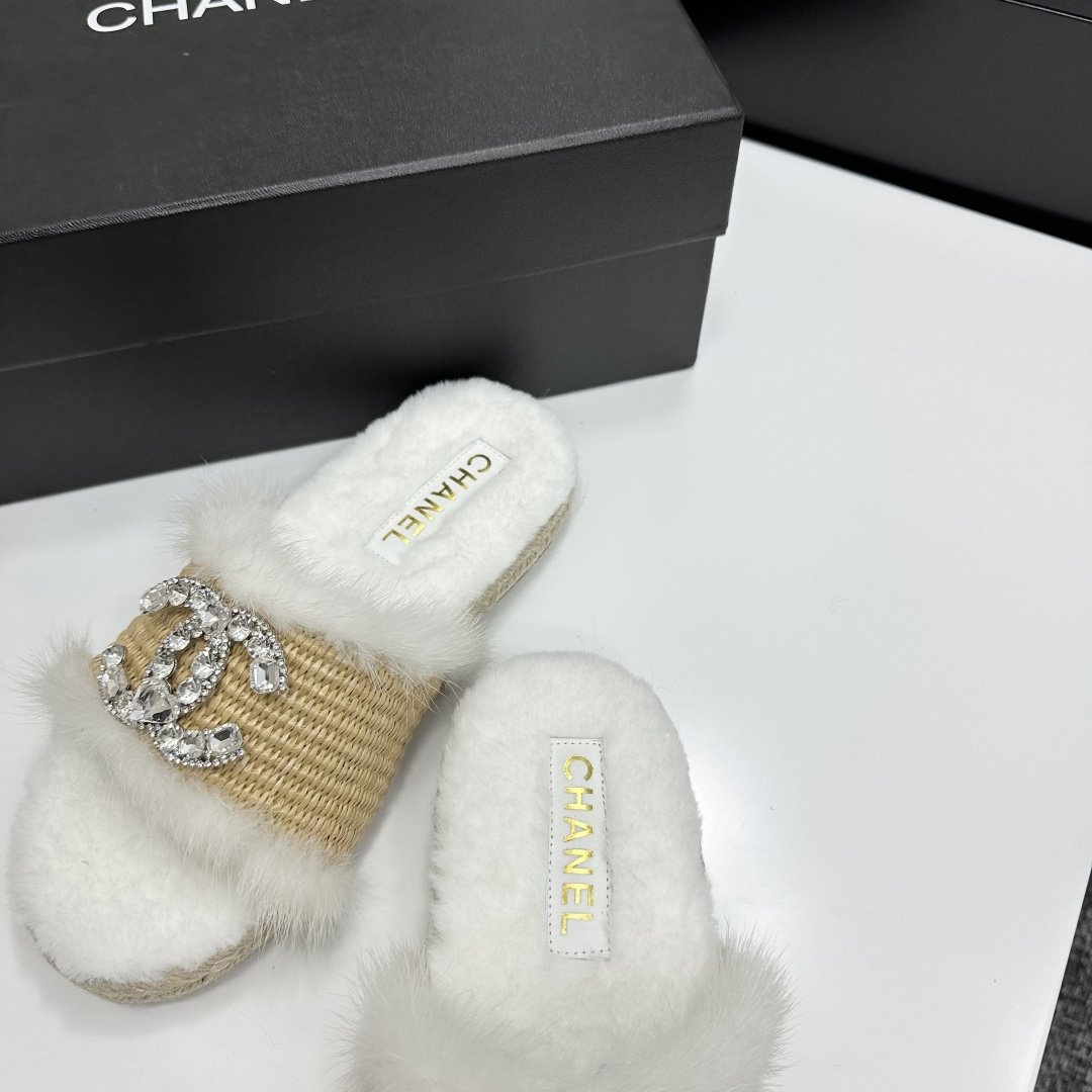 Luxury white faux fur and woven raffia slides with a crystal-embellished logo displayed on a black box. - Hình 6