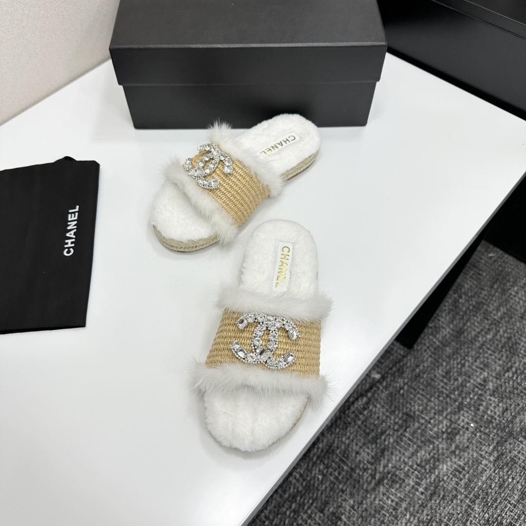 Luxury white faux fur and woven raffia slides with a crystal-embellished logo displayed on a black box. - Hình 5