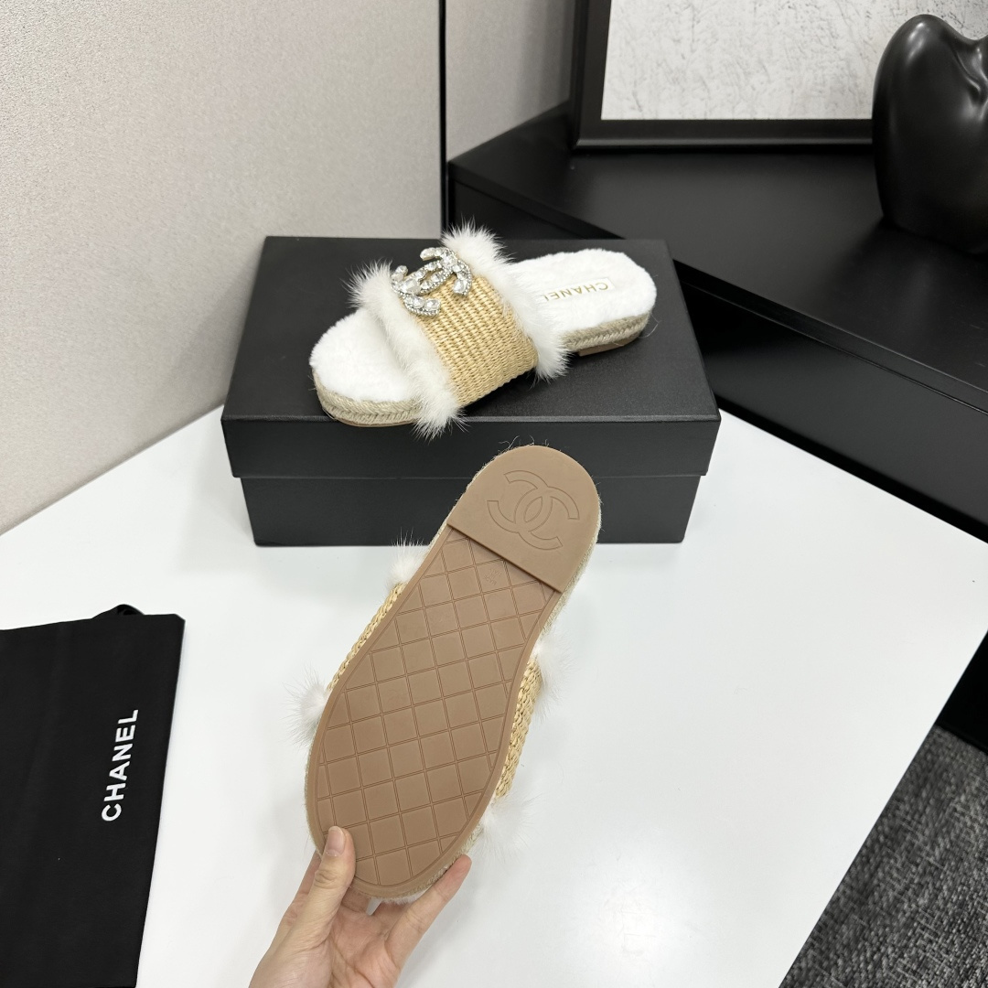 Luxury white faux fur and woven raffia slides with a crystal-embellished logo displayed on a black box. - Hình 4