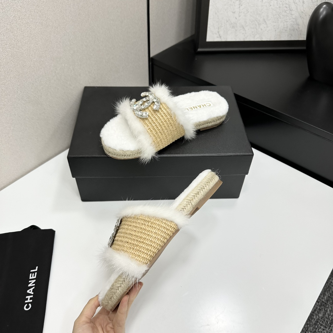 Luxury white faux fur and woven raffia slides with a crystal-embellished logo displayed on a black box. - Hình 3