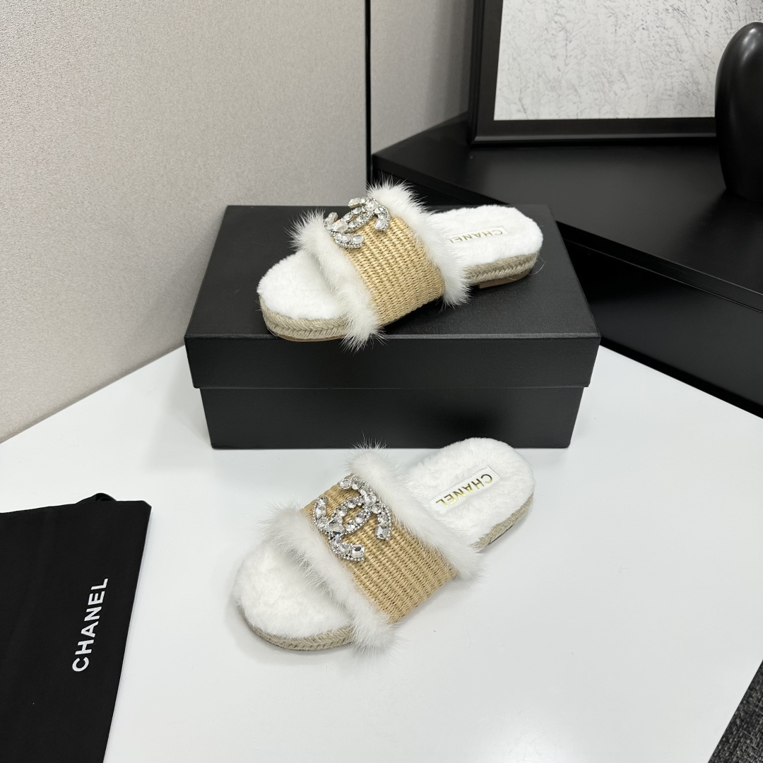 Luxury white faux fur and woven raffia slides with a crystal-embellished logo displayed on a black box. - Hình 2