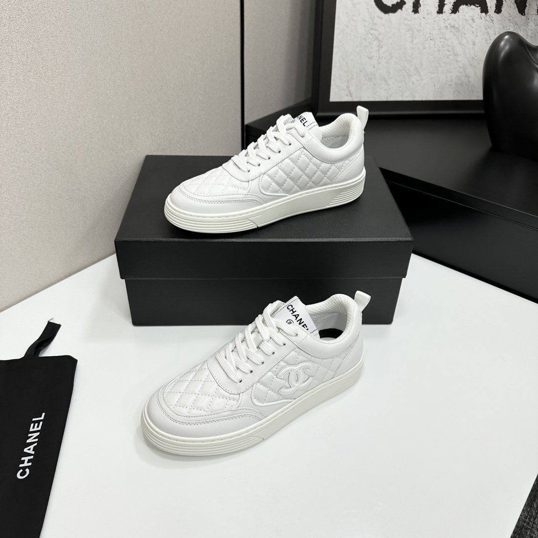 Side view of white Chanel quilted leather sneakers with interlocking CC logo and platform sole on a black box - Hình 4