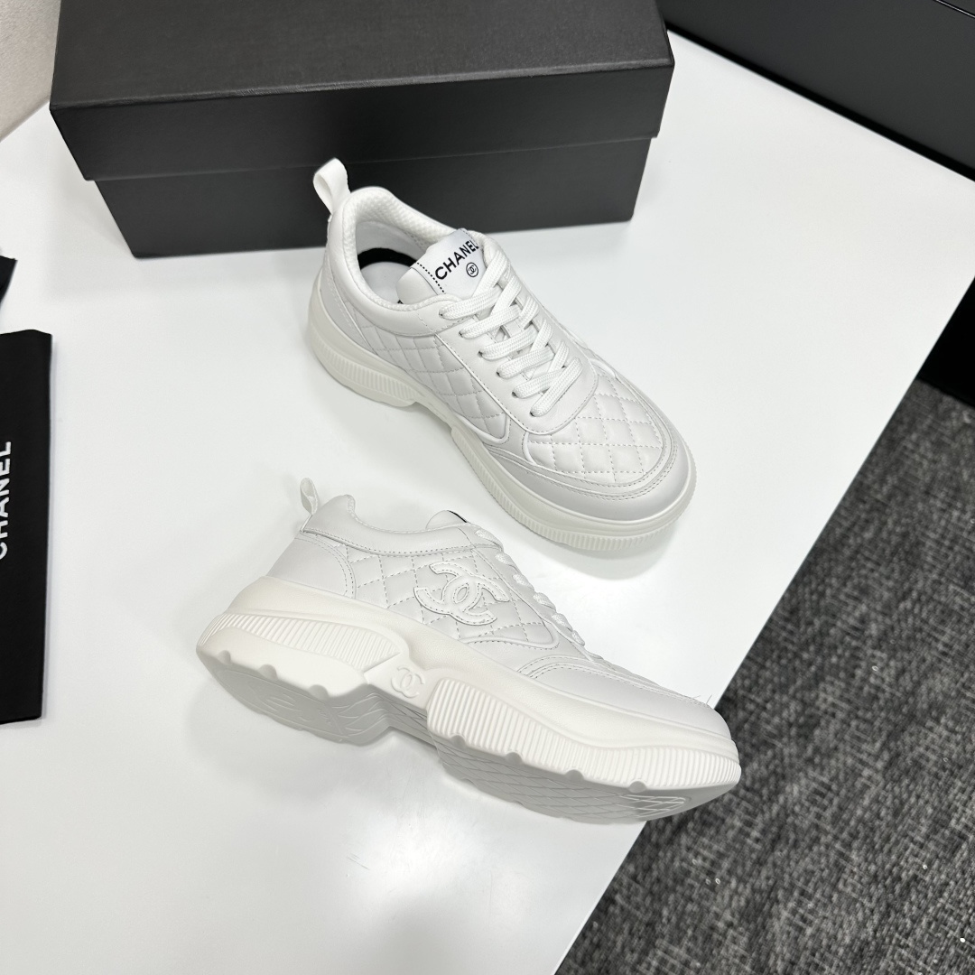Side view of white Chanel quilted leather platform sneakers with interlocking C logo on a black display box - Hình 11