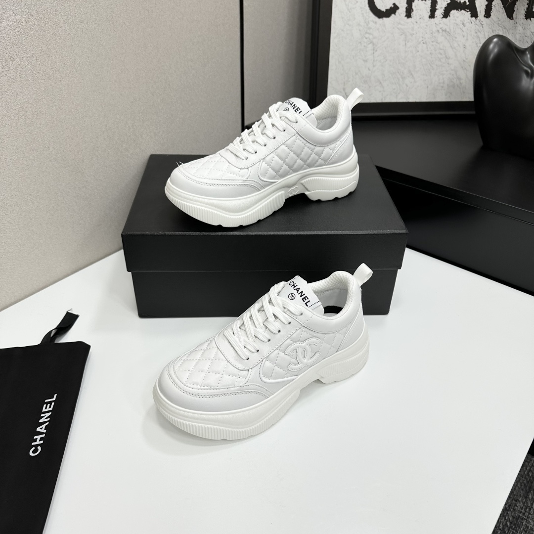 Side view of white Chanel quilted leather platform sneakers with interlocking C logo on a black display box - Hình 4