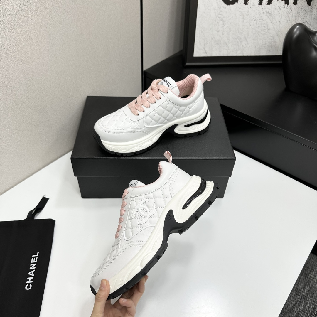 Pair of Chanel white quilted leather sneakers with pink laces and platform soles on a black box - Hình 4