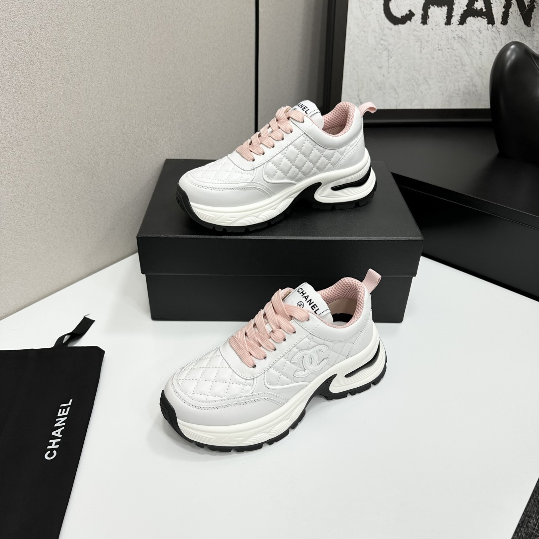 Pair of Chanel white quilted leather sneakers with pink laces and platform soles on a black box - Hình 3