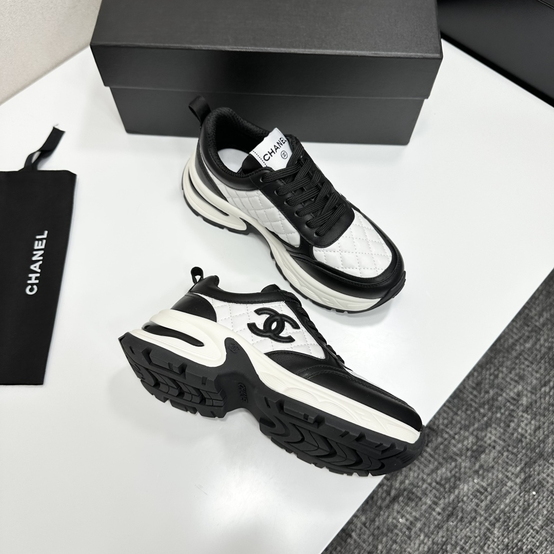 Side view of Chanel quilted leather sneakers in black and white featuring the iconic CC logo and chunky platform sole - Hình 2
