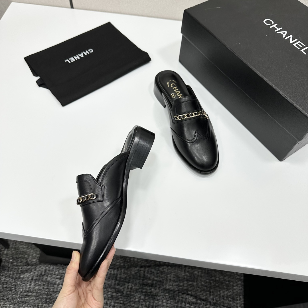 Luxury Chanel black leather mules with gold chain detail and CC logo charm - Hình 9