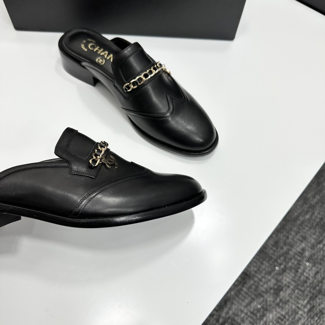 Luxury Chanel black leather mules with gold chain detail and CC logo charm - Hình 8