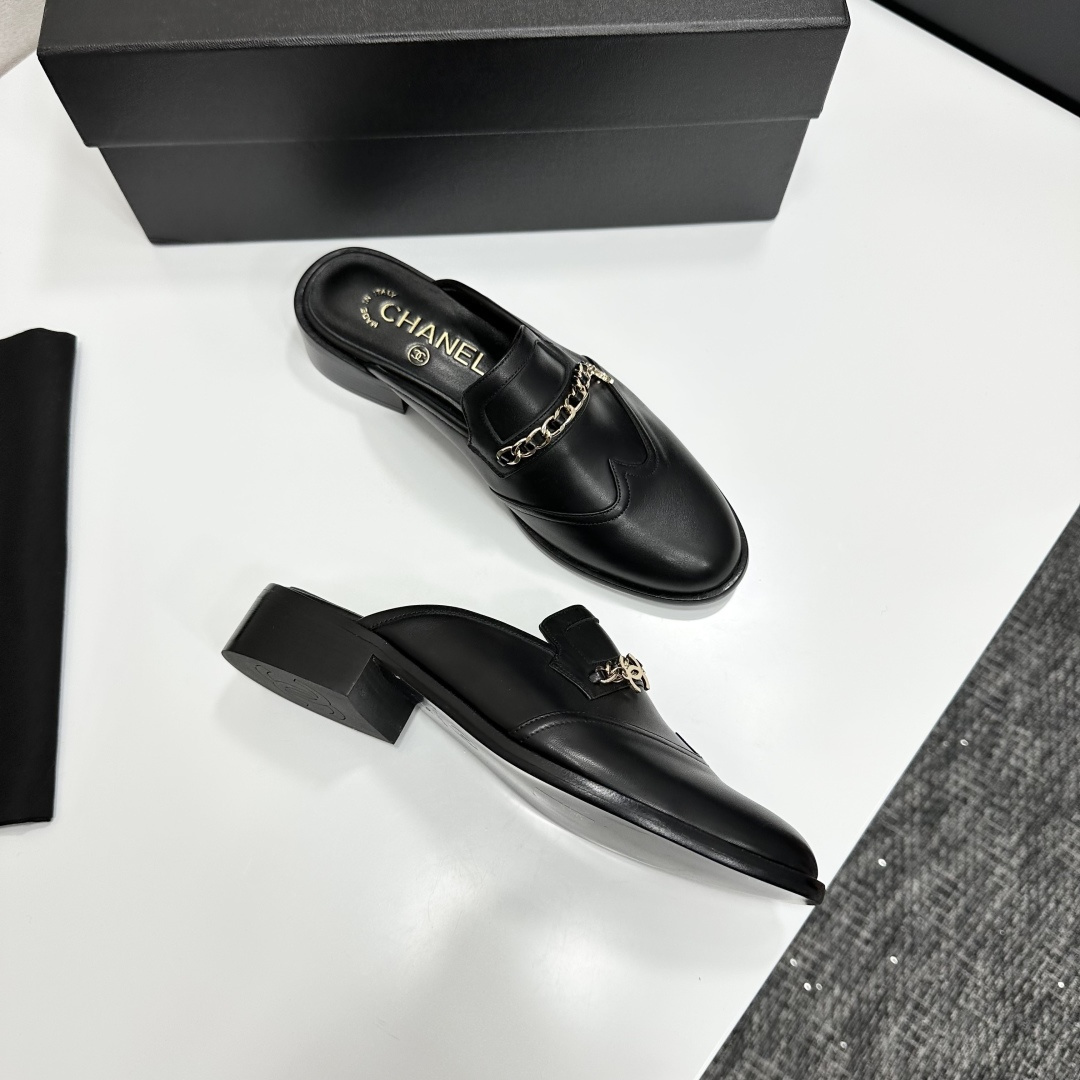 Luxury Chanel black leather mules with gold chain detail and CC logo charm - Hình 7