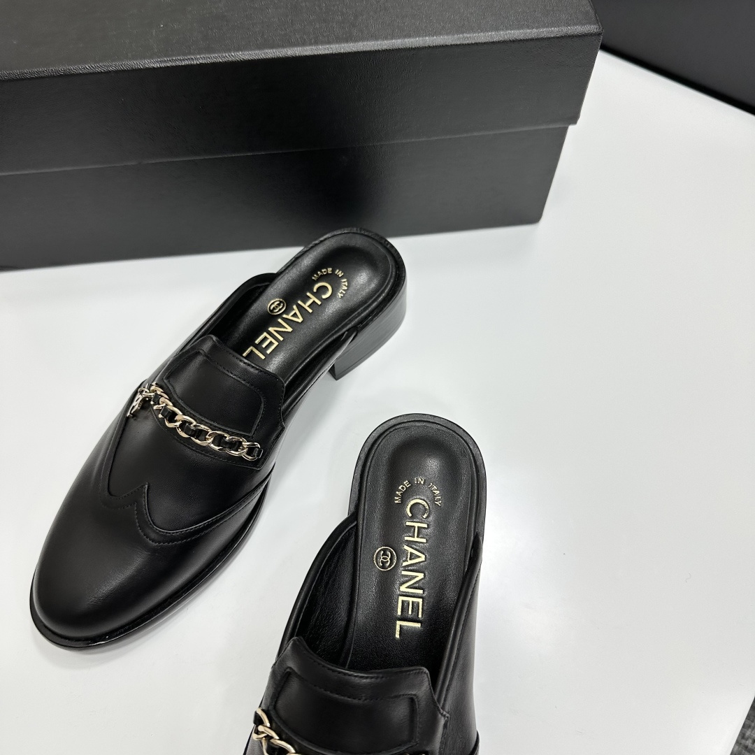 Luxury Chanel black leather mules with gold chain detail and CC logo charm - Hình 6