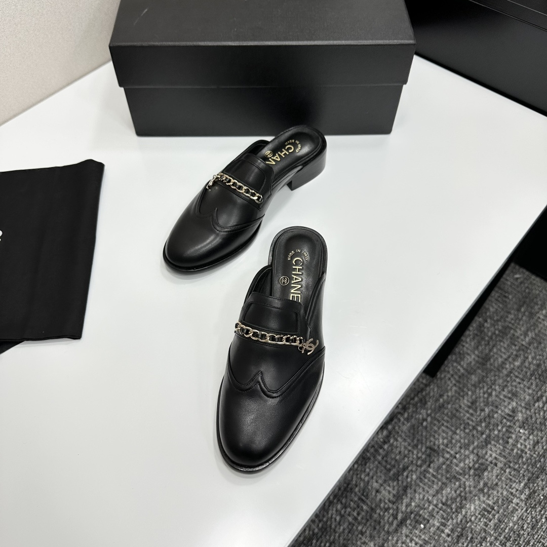 Luxury Chanel black leather mules with gold chain detail and CC logo charm - Hình 4