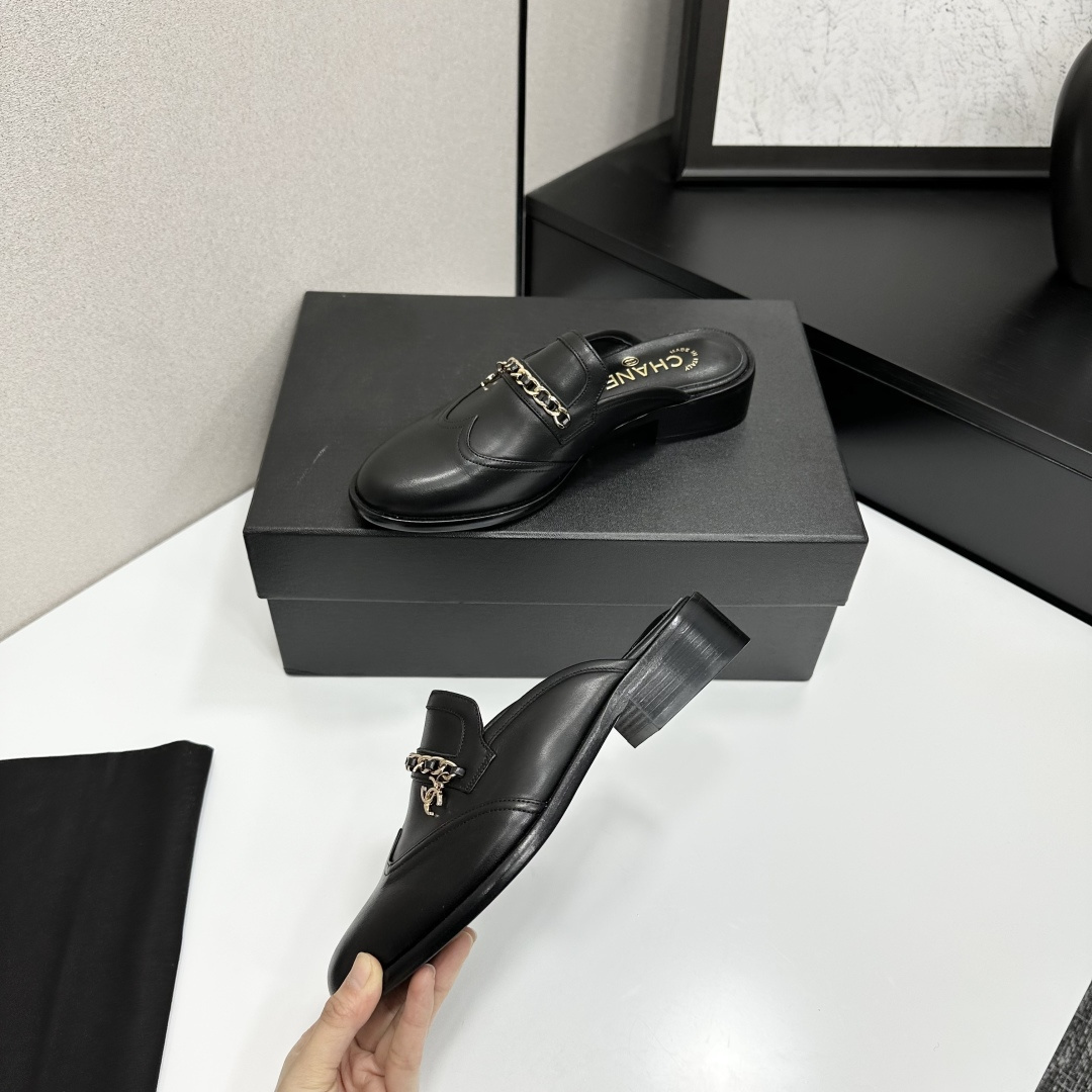 Luxury Chanel black leather mules with gold chain detail and CC logo charm - Hình 3