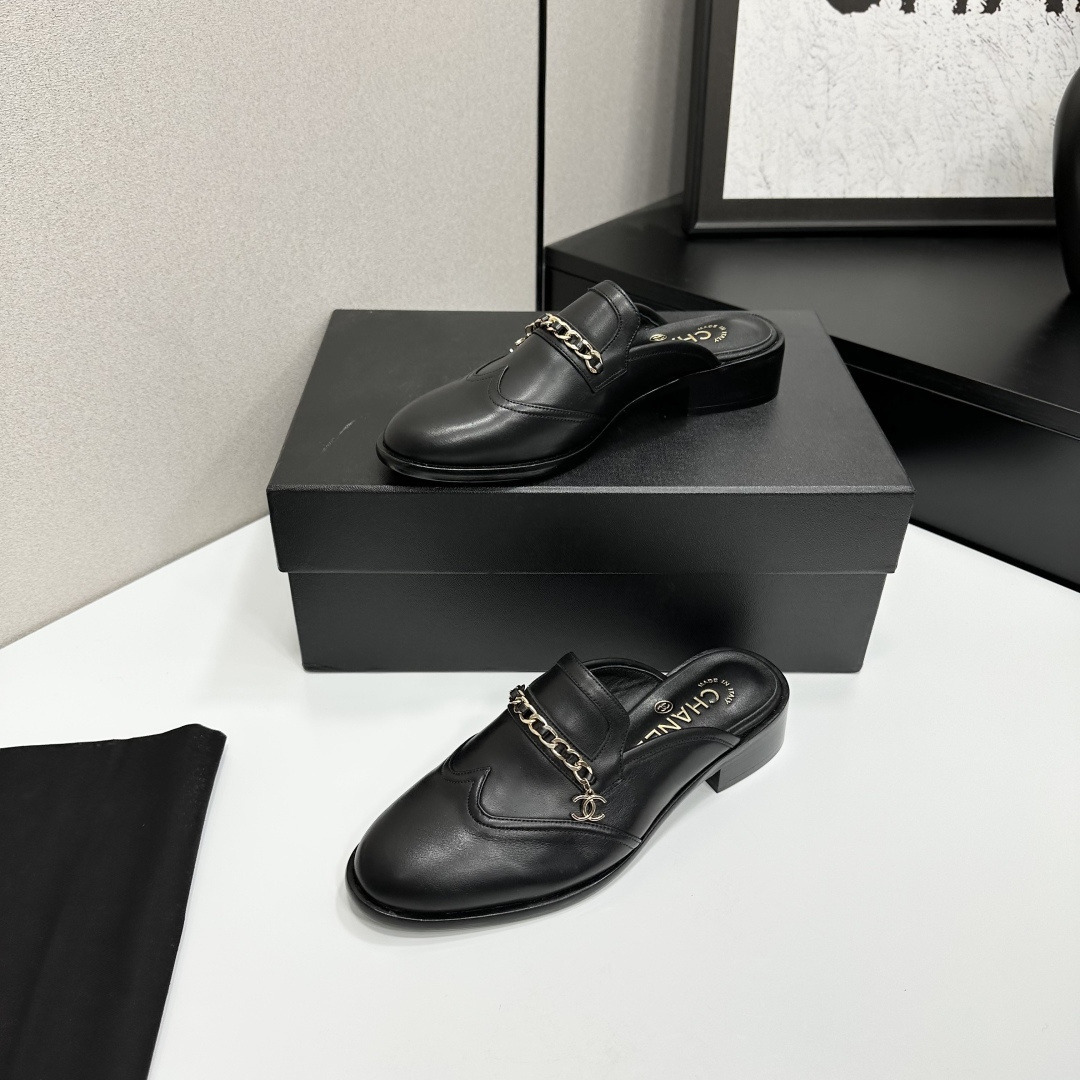 Luxury Chanel black leather mules with gold chain detail and CC logo charm - Hình 2