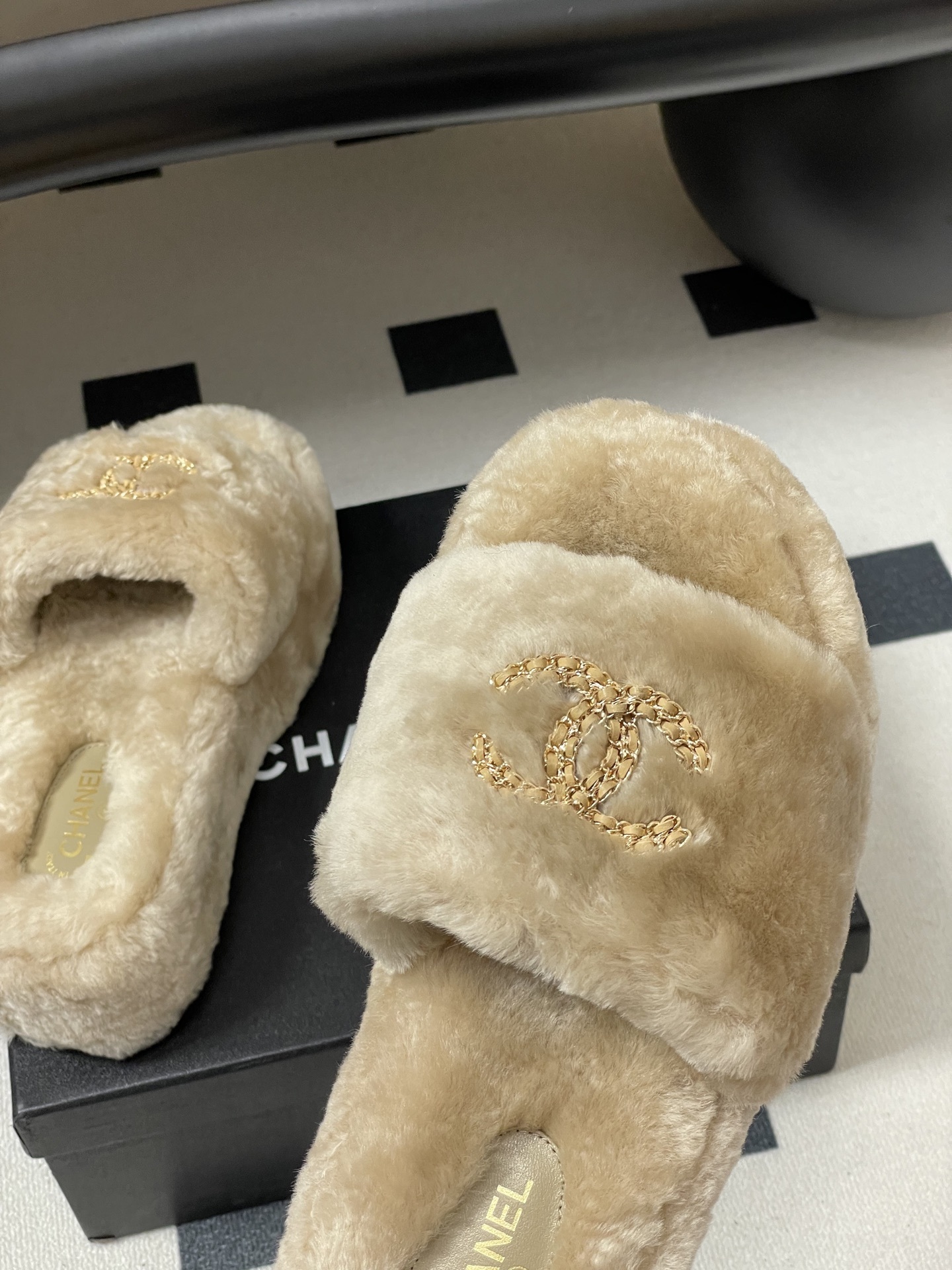 A pair of beige Chanel faux fur platform slides with gold-tone chain CC logo on the strap - Hình 9