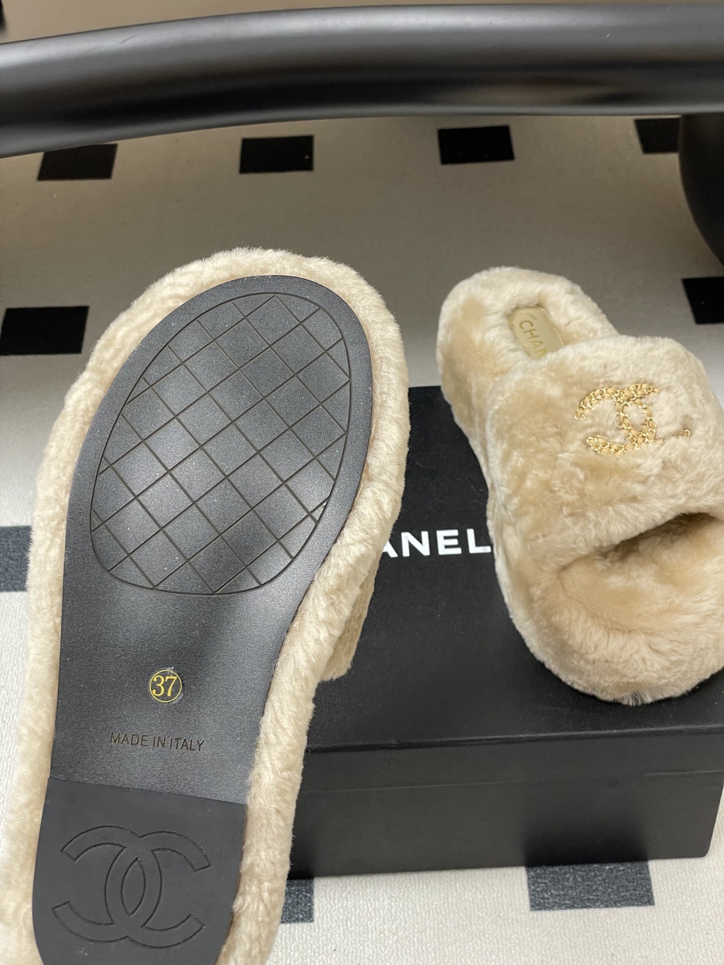A pair of beige Chanel faux fur platform slides with gold-tone chain CC logo on the strap - Hình 8