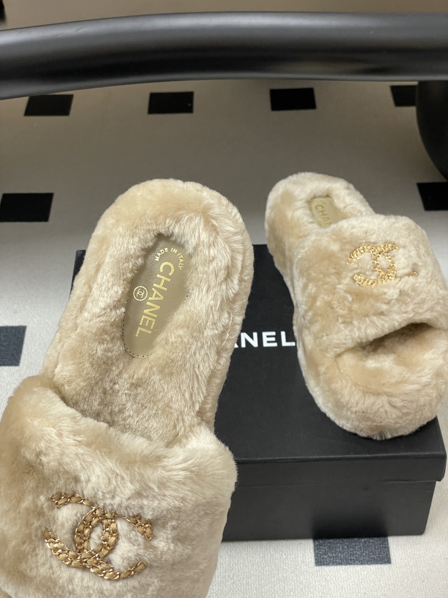 A pair of beige Chanel faux fur platform slides with gold-tone chain CC logo on the strap - Hình 7