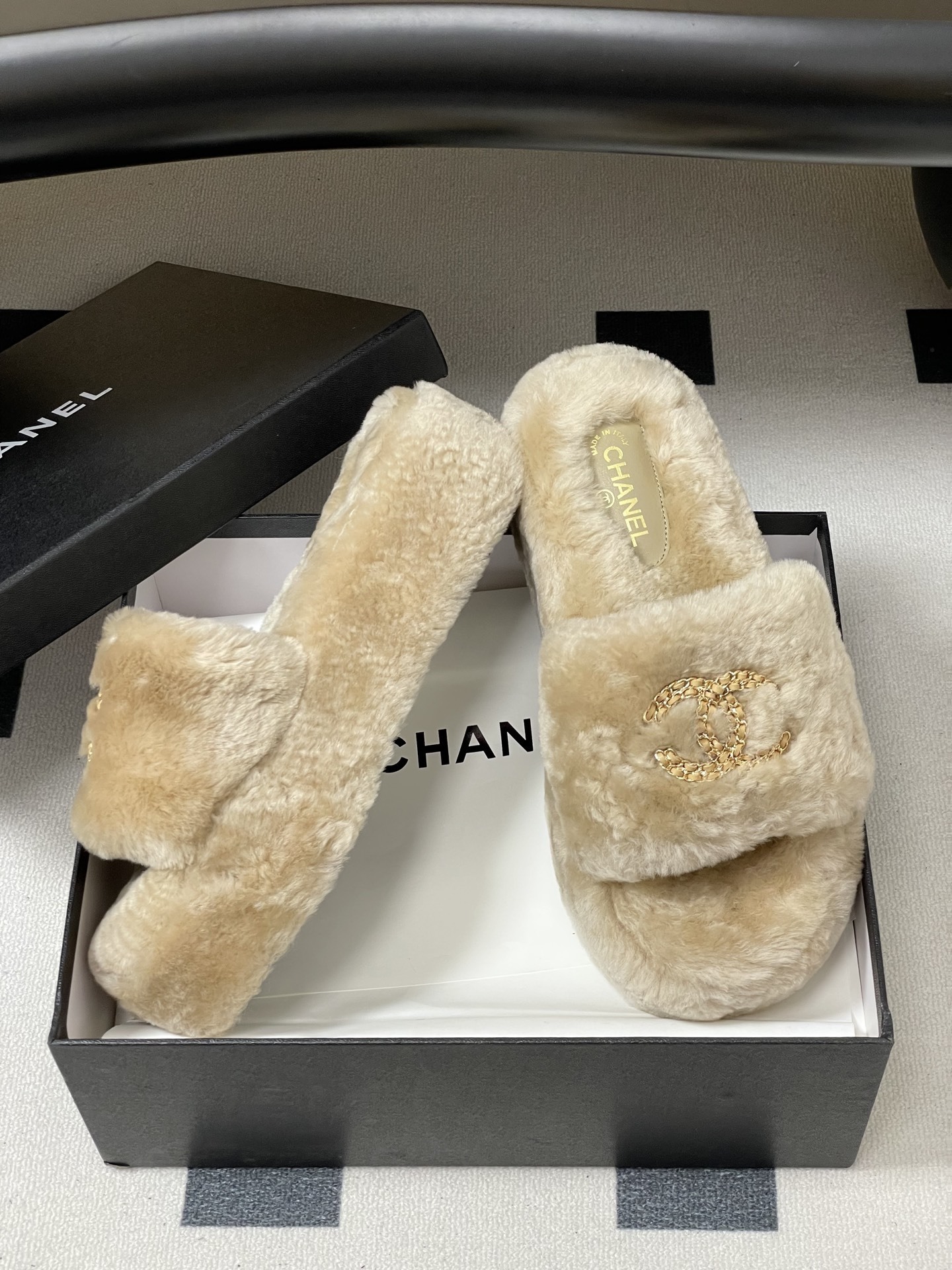 A pair of beige Chanel faux fur platform slides with gold-tone chain CC logo on the strap - Hình 6